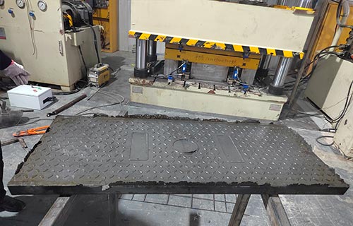復(fù)合電纜溝蓋板模壓成型-315噸四柱液壓機